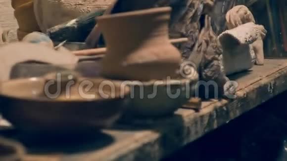 从陶制木架上刻起视频的预览图