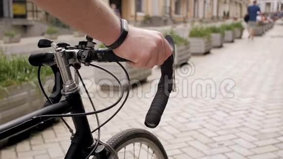 在街上行走时男性手握老式自行车把手的特写慢动作视频视频的预览图