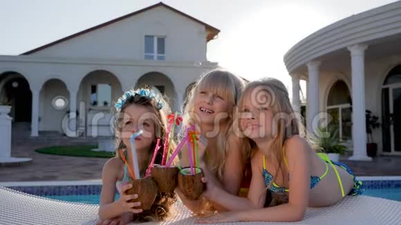 有钱父母的孩子在泳池边休息有名人的孩子在游泳池里度假视频的预览图