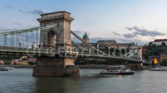 布达佩斯链桥蓝色灯光视频的预览图