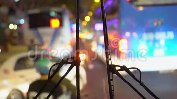 越南之夜越南巴士挡风玻璃上的风景越南越南繁忙街道的夜晚视频的预览图