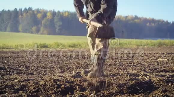 农夫用锄头耕地视频的预览图