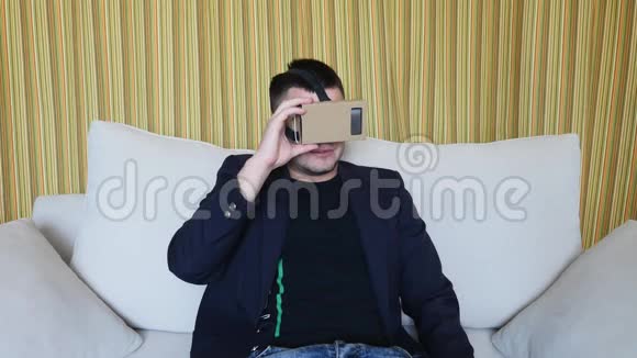 虚拟现实中的人VR谷歌纸板视频的预览图