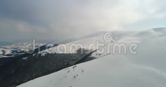 鸟瞰横贯喀尔巴阡山脉冬季滑雪胜地飞行员乌克兰视频的预览图