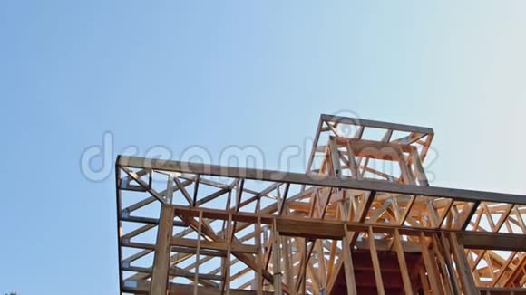 框架结构木框架木屋家庭特写新木棒正在建造中视频的预览图