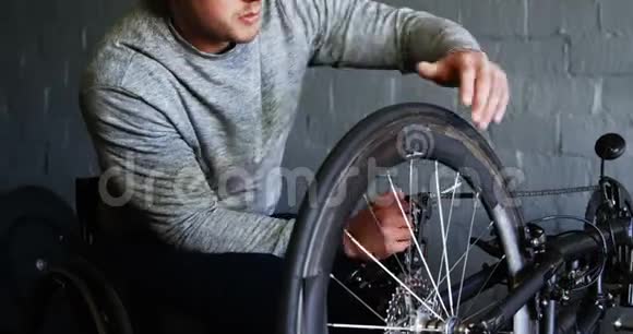 修理4k车间轮椅的残疾人视频的预览图
