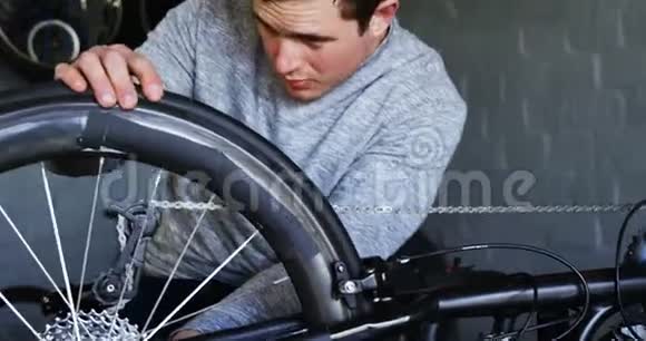 修理4k车间轮椅的残疾人视频的预览图