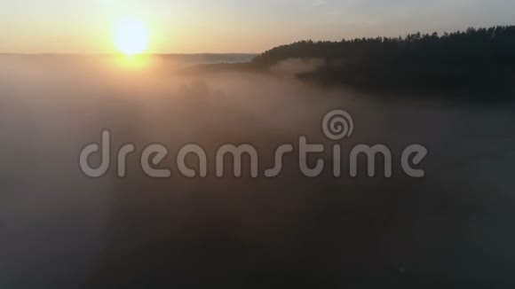 在河和雾上的无人机镜头视频的预览图