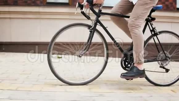4k低角度镜头时尚潮人骑黑色运动自行车街头视频的预览图