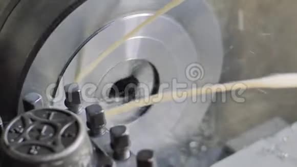 金属加工车床a在工厂车间加工工艺进行修理切割金属现代加工技术视频的预览图