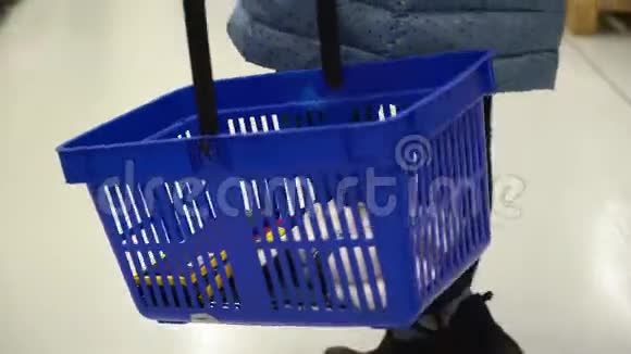 女人带着购物篮在商店购物视频的预览图