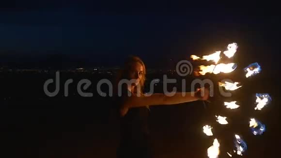 女人打着火擦着火花视频的预览图