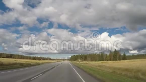 在阳光明媚的日子里开车上路芬兰视频的预览图