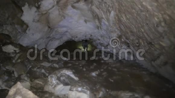 带手电筒的洞穴探险者视频的预览图