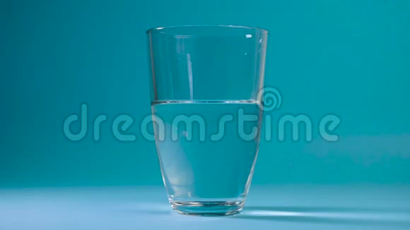 透明水杯滴水安乃近片视频的预览图