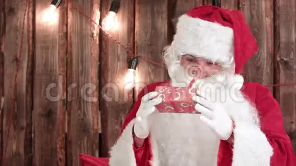 圣诞老人摇着小礼物试图猜猜里面是什么视频的预览图