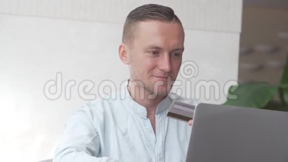帅哥商人用手提电脑买票视频的预览图