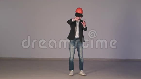 男工程师戴虚拟现实谷歌开发建设项目视频的预览图