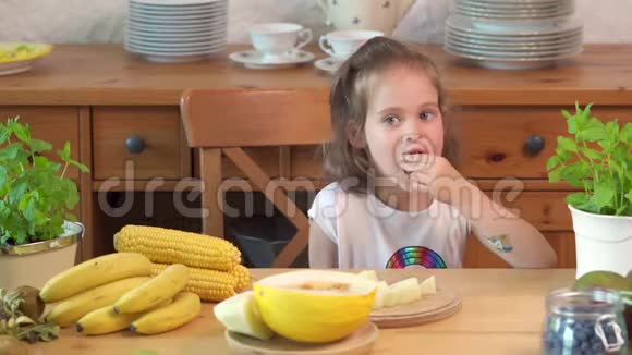 漂亮的小女孩正在吃一个多汁的黄瓜视频的预览图