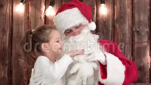 带着玩具熊检查圣诞老人胡须小女孩视频的预览图