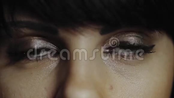布鲁内特用极近的距离睁开她的绿色眼睛视频的预览图