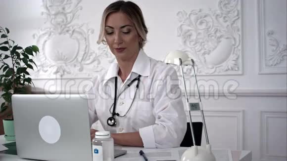 女医生用智能手机解释病人病情视频的预览图