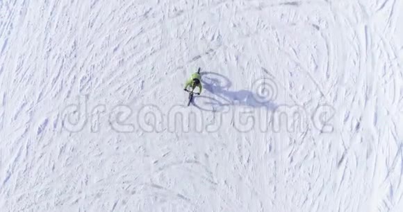 空中空中骑自行车人骑自行车在雪道在冬季与MTB电子自行车骑自行车的人在户外雪地上视频的预览图