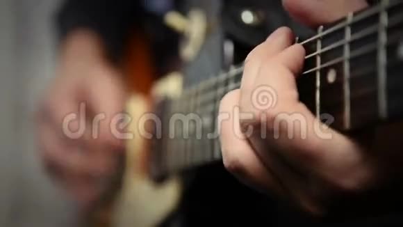 弹吉他独奏视频的预览图