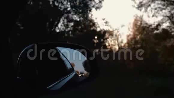 日落时分秋天的森林从汽车的车窗里视频的预览图