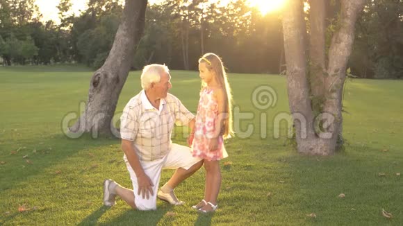 爷爷在公园和孙女说话视频的预览图