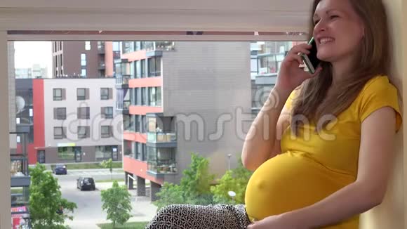 情绪激动的孕妇在智能手机上讲话视频的预览图