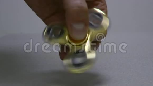 黄金旋转器在白色背景上旋转视频的预览图