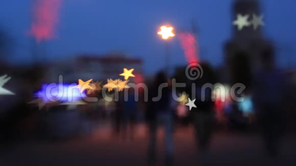 人们在城市的夜晚背景中行走视频的预览图