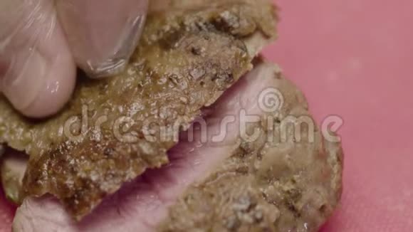 厨师手切一块开胃的肉视频的预览图