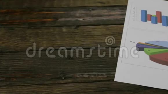 滑块摄像机的运动一张木桌上放着图表的纸视频的预览图