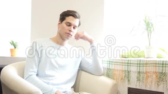 无聊疲倦的人睡在他的工作空间的沙发上视频的预览图