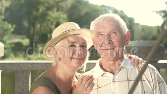 快乐的老年人在户外自拍视频的预览图