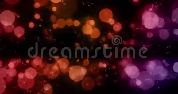 圣诞数字闪光火花多种颜色的红色和紫色粒子在五颜六色的背景上流动爆炸视频的预览图
