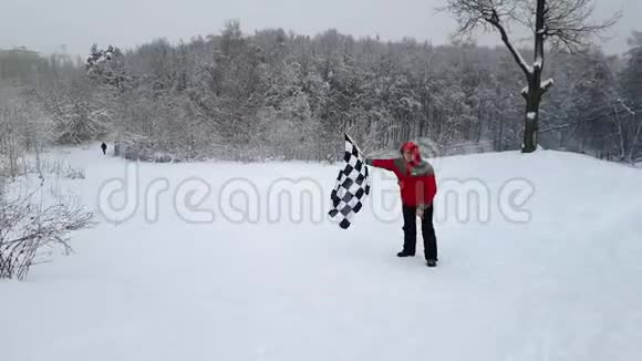在冬天挥舞结束旗的人视频的预览图