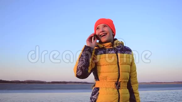少女在海湾的背景上打电话视频的预览图