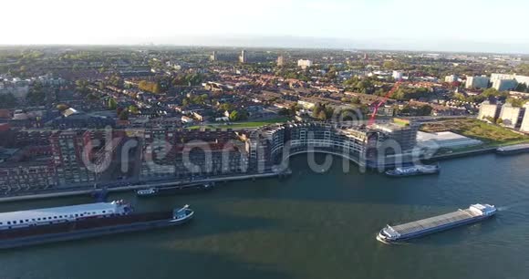 dordrecht市河上帆船的俯视图视频的预览图