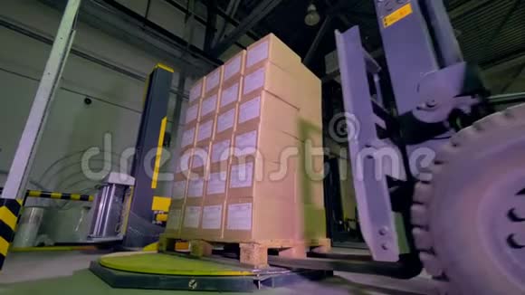 物流和运输设施叉车在仓库中移动箱子和货物4K视频的预览图