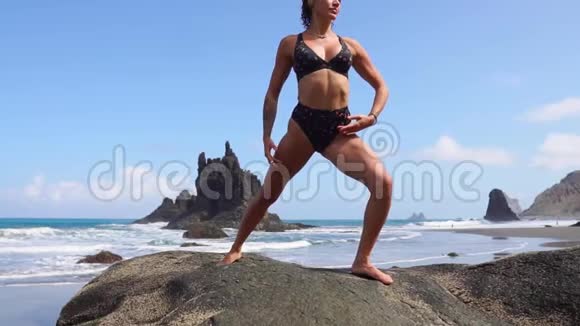 一条腿站在石头上做瑜伽平衡的女孩心灵的平静健康生活方式视频的预览图