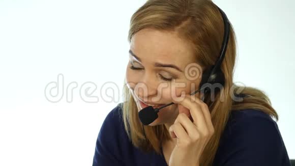 呼叫中心代表在热线上交谈耳机电话营销积极的女性呼叫中心代理在工作4K视频的预览图