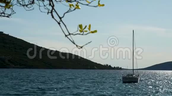 山边海上的蓝色小船视频的预览图