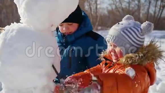 孩子们在操场堆雪人视频的预览图