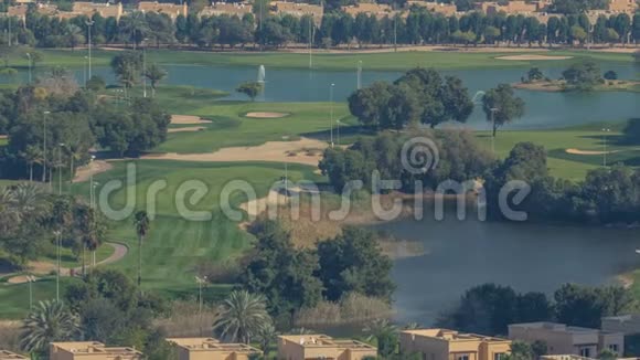 美丽的高尔夫球场靠近迪拜的现代摩天大楼在豪华的迪拜城阿拉伯联合酋长国视频的预览图