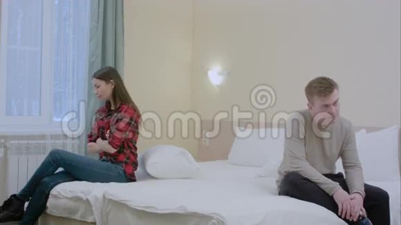 一对夫妻在家里坐在床上吵架视频的预览图