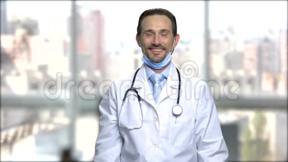 英俊的医生带着药丸展示瓶子视频的预览图