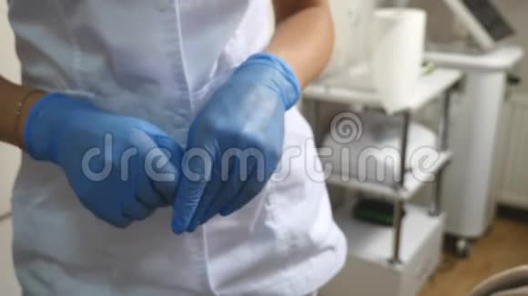 一个女人手上蓝乳胶医疗手套视频的预览图